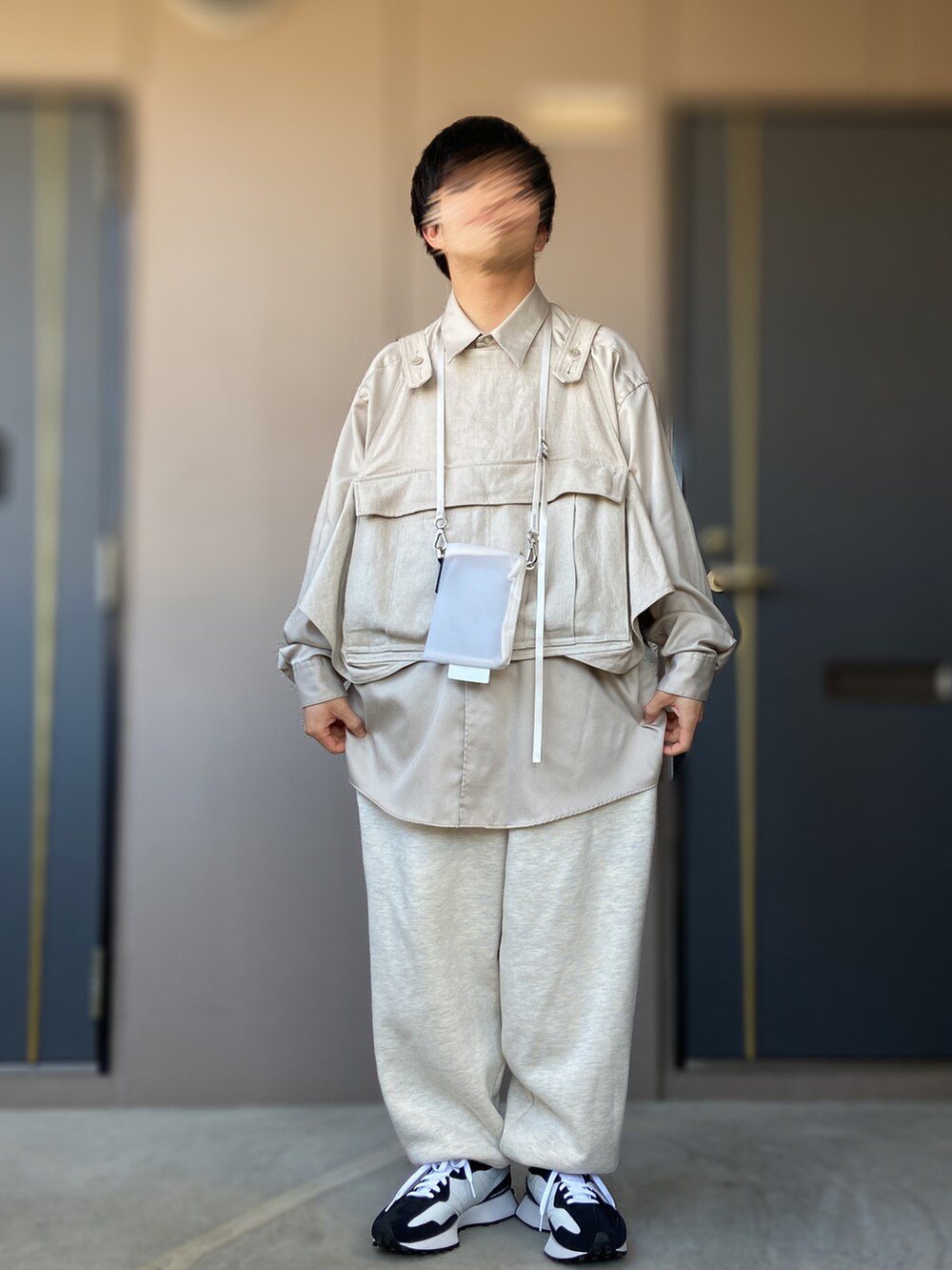「abundantism、ごきげんウィーク、BROWN by 2-tacs、ロングシャツ、ホワイトコーデ、ワントーンコーデ、FREAK’Ｓ STORE、スウェットパンツ、New Balance、iTTi、ゆるパンツ、ベスト×シャツ」｜「NEW BALANCEの＜New Balance（ニューバランス）＞ MS327/スニーカー（スニーカー、ブラック系）」を使った、おます@低身長(159cm)さん（メンズ・159cm）の春コーディネートの2枚目の写真