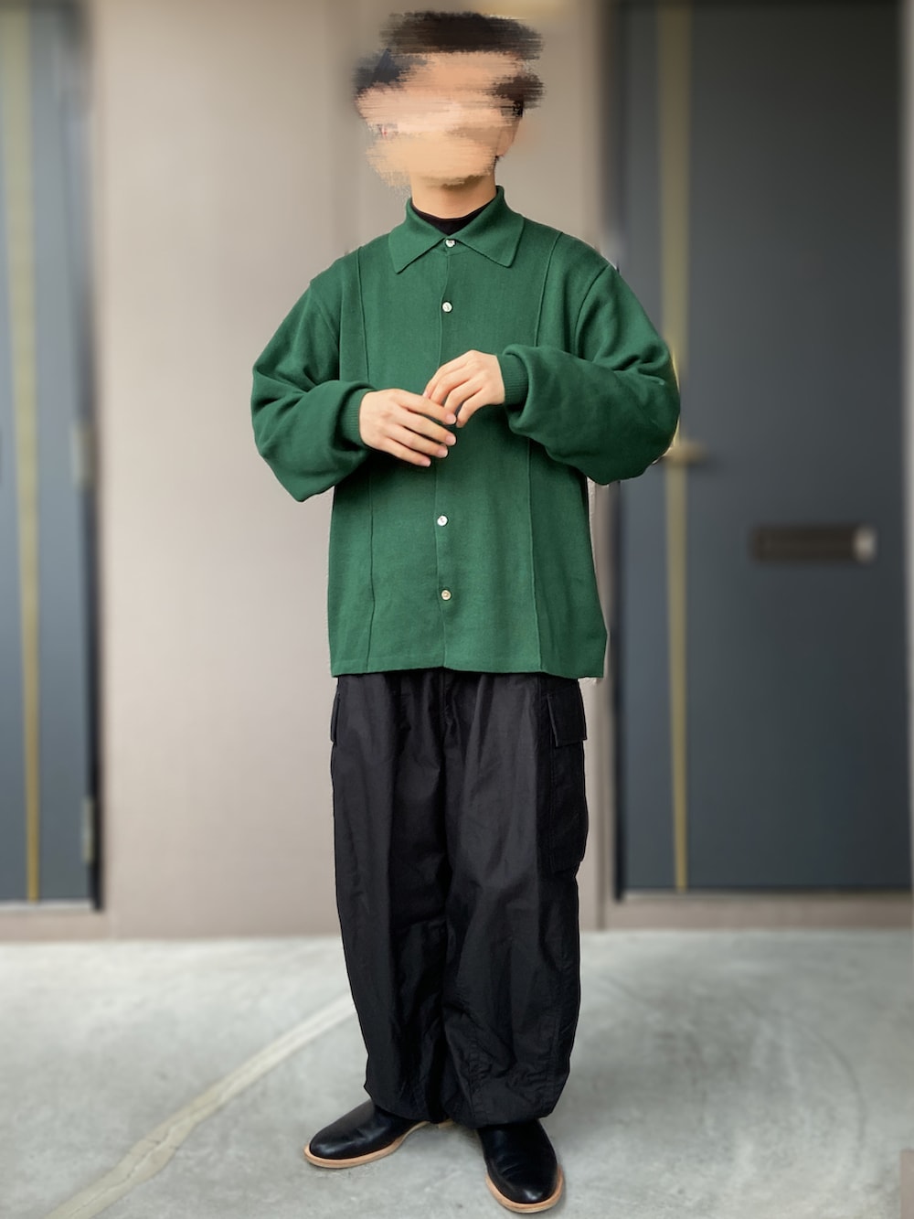 「kaiko、NEEDLES、ISHMM、HARE、革靴、サボ、シャツカーディガン、ニットシャツ、差し色(緑)、ショート丈、低身長男子、モックネック、UNIQLO U、UNIQLO、カーゴパンツ」｜「ISHMMのishmm sabot black（シューズ、ブラック系）」を使った、おます@低身長(159cm)さん（メンズ・159cm）の春コーディネートの2枚目の写真