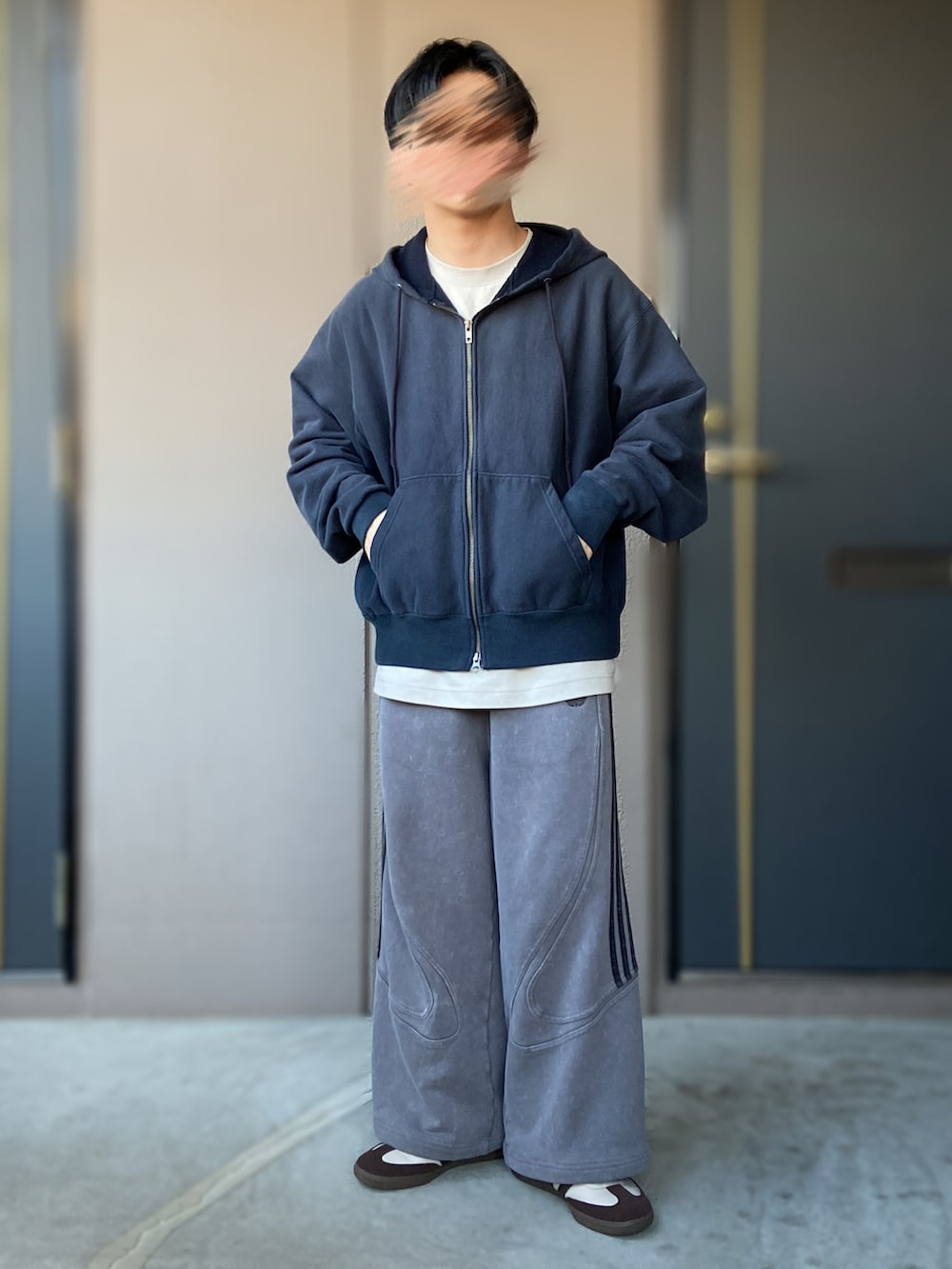 イエロー系のスニーカー、ブルー系のパーカー、グレー系のスウェットパンツを着用したメンズの春コーディネートの2枚目の写真