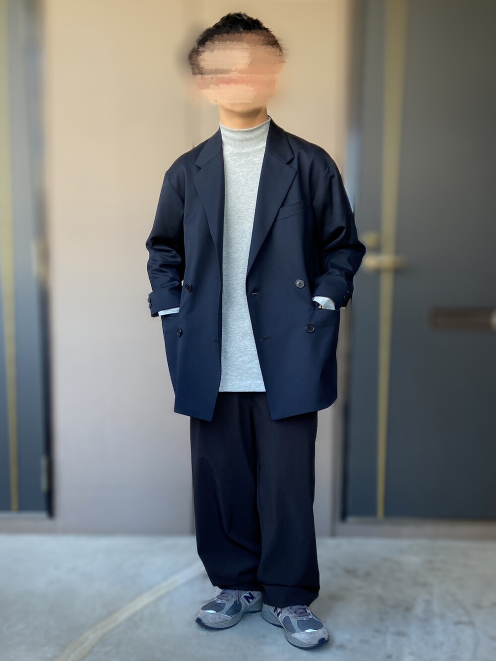 グレー系のスニーカー、ブラック系のトップス、グリーン系のジャケット/アウターを着用したメンズの春コーディネートの3枚目の写真
