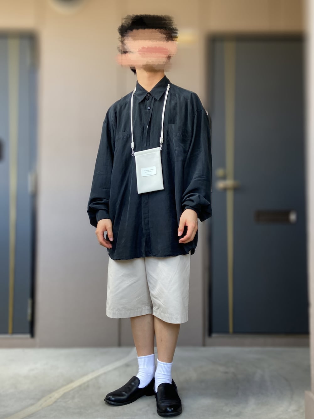 ブラック系のその他シューズ、ベージュ系のパンツ、ベージュ系のバッグを着用したメンズの秋コーディネートの2枚目の写真