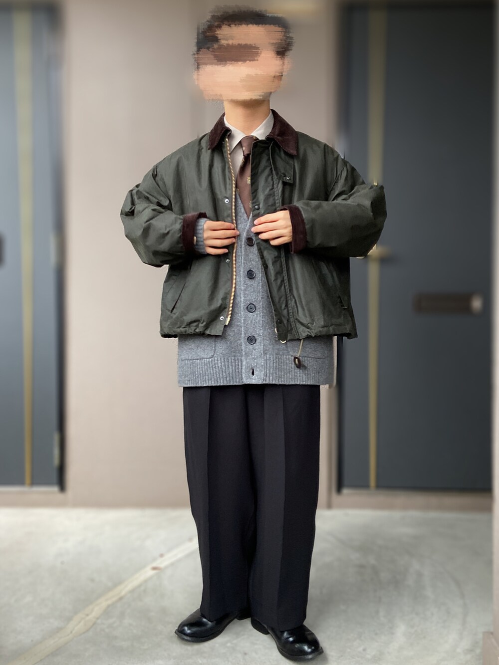 ブラック系のその他パンツ、グレー系のカーディガン/ボレロ、グリーン系のその他アウターを着用したメンズの冬コーディネートの2枚目の写真