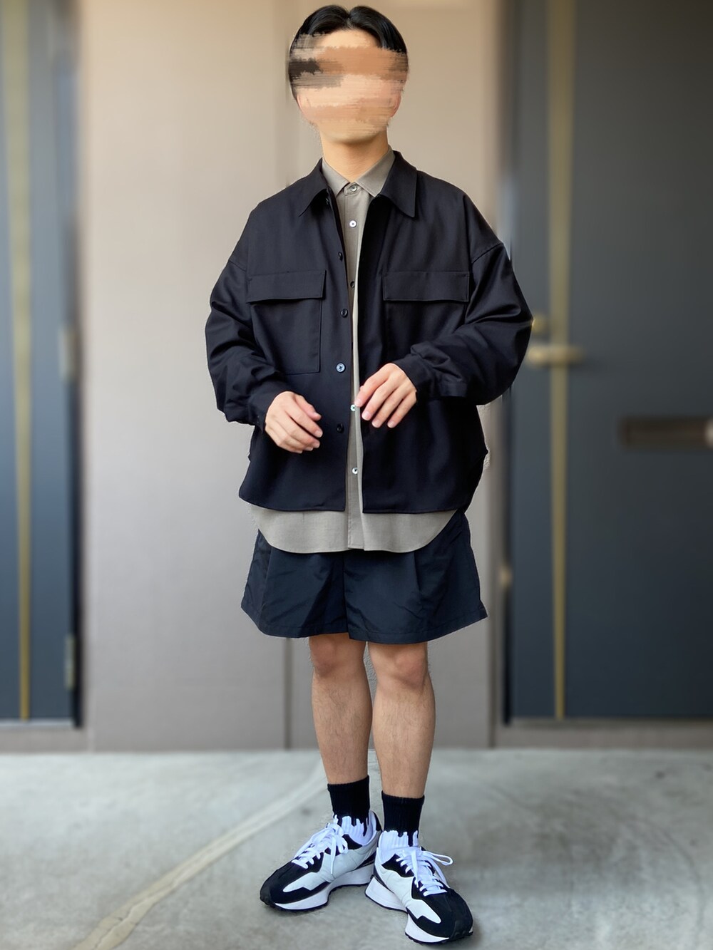 「New Balance、NEWBALANCE、スニーカー、superNova.、PUBLIC TOKYO、publictokyo、HARE、シャツジャケット、ビッグサイズ、ハーフパンツ、ブラックコーデ、低身長男子」｜「NEW BALANCEの＜New Balance（ニューバランス）＞ MS327/スニーカー（スニーカー、ブラック系）」を使った、おます@低身長(159cm)さん（メンズ・159cm）の春コーディネートの2枚目の写真