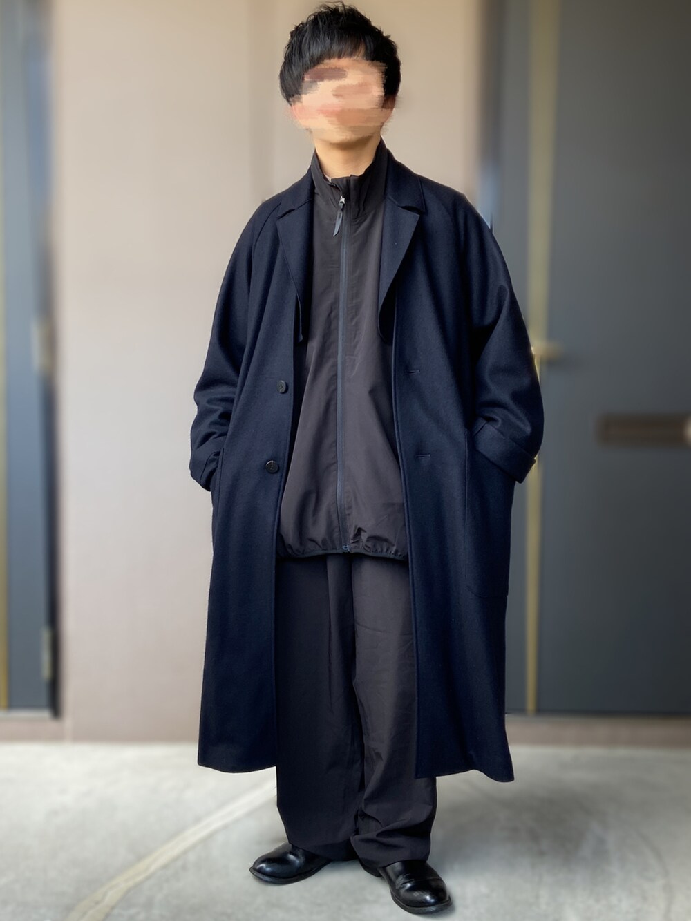 グリーン系のショルダーバッグ、ブラック系のジャケット/アウター、ブラック系のトップスを着用したメンズの冬コーディネートの4枚目の写真