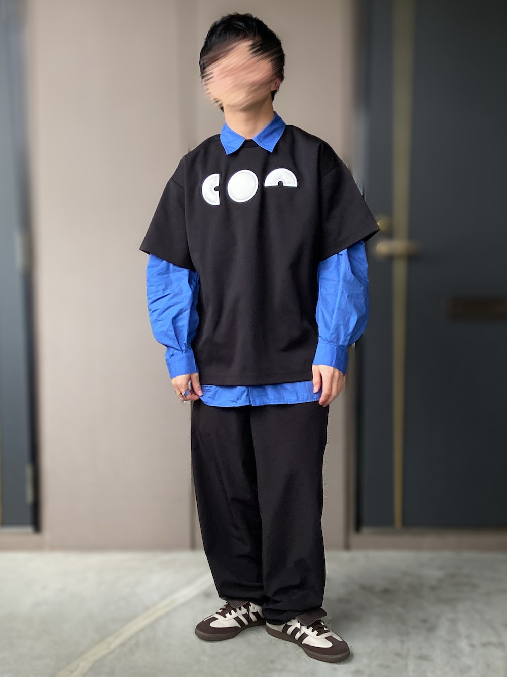 ブラック系のトップス、イエロー系のスニーカー、ブラック系のTシャツ/カットソーを着用したメンズの秋コーディネートの2枚目の写真