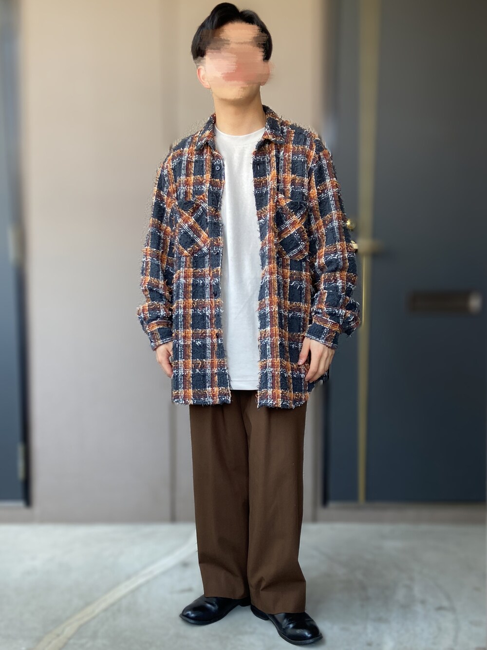 「BRU NA BOINNE、BEAUTY&YOUTH UNITED ARROWS、チェックシャツ、低身長男子、チェック、UNIQLO、UNIQLO U、エアリズムコットンオーバーサイズTシャツ(５分袖)、ブラウンコーデ、革靴、春コーデ」｜「BEAUTY&YOUTH UNITED ARROWSのBY ハイツイスト ギャバ 1P ストレートパンツ（その他パンツ、ブラウン系）」を使った、おます@低身長(159cm)さん（メンズ・159cm）の春コーディネートの2枚目の写真