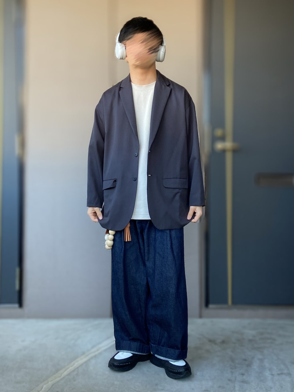 ブルー系のその他パンツ、ブラック系のローファーを着用したメンズの春コーディネートの2枚目の写真