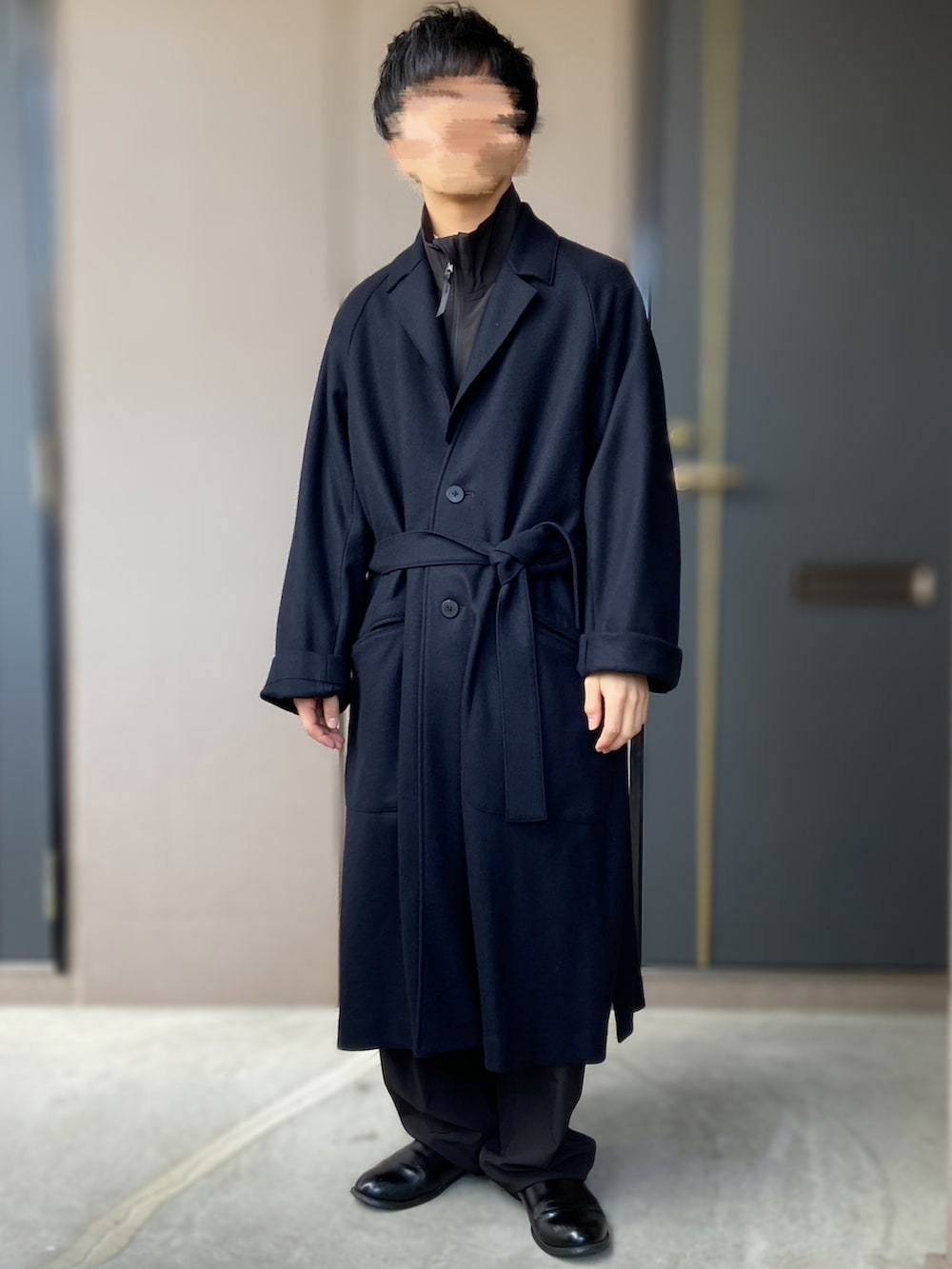グリーン系のショルダーバッグ、ブラック系のジャケット/アウター、ブラック系のトップスを着用したメンズの冬コーディネートの3枚目の写真