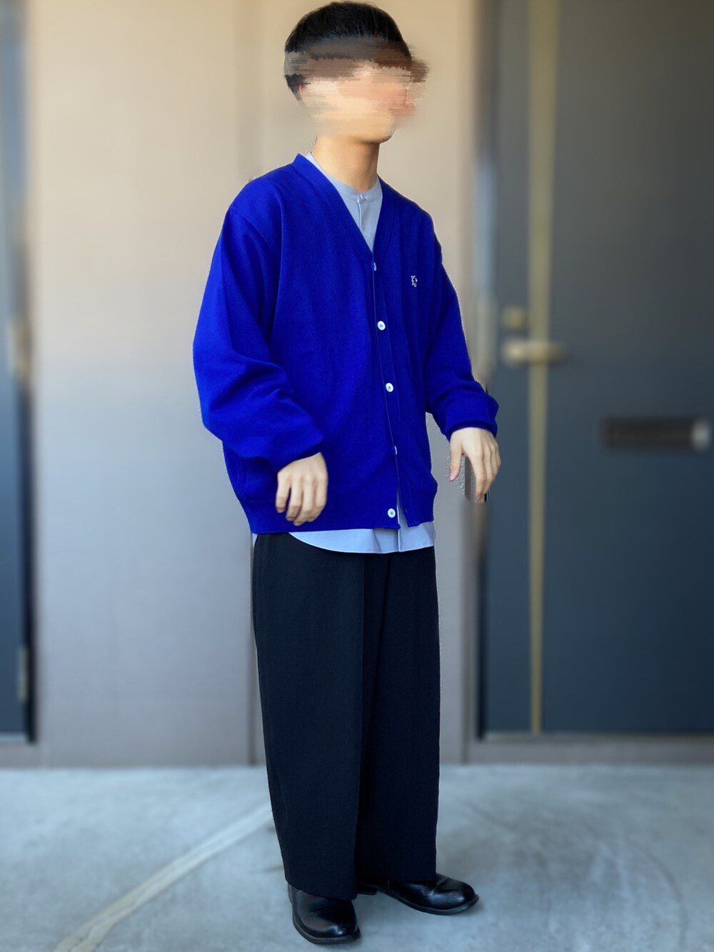 「dress、GYMPHLEX、A+TOKYO、エープラストウキョウ、冬を彩る色いろコーデ、ブルーコーデ、UNITED ARROWS & SONS、DaisukeObana、ジムフレックス、ブルー、革靴、低身長男子、ブルー×ブラック、スタンドカラー、冬のコーデ」｜「GYMPHLEXのGymphlex | Vネックニットカーディガン MEN（カーディガン/ボレロ、ブルー系）」を使った、おます@低身長(159cm)さん（メンズ・159cm）の冬コーディネートの3枚目の写真
