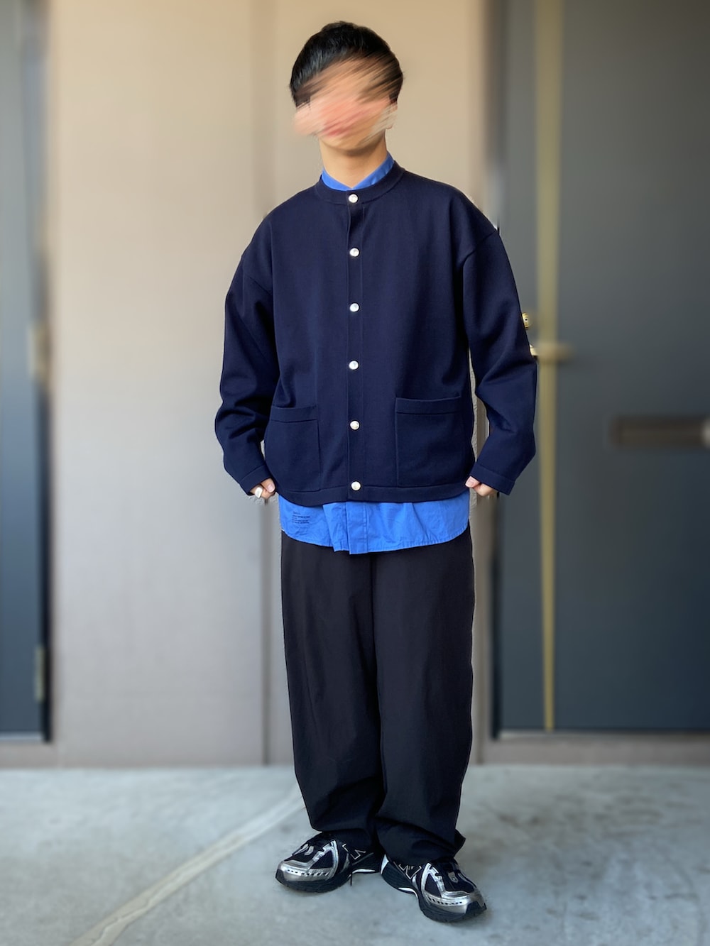 ブラック系のスニーカー、ブルー系のカーディガン/ボレロ、ブラック系のトップスを着用したメンズの冬コーディネートの2枚目の写真