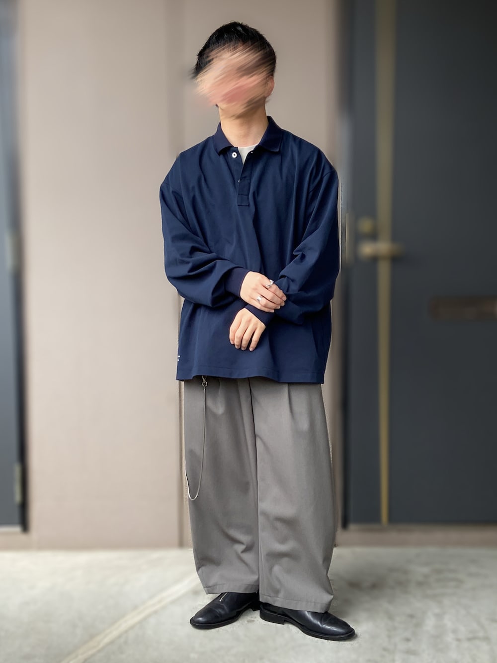 ベージュ系のその他パンツ、ブルー系のポロシャツ、ブラック系のドレスシューズを着用したメンズの春コーディネートの2枚目の写真