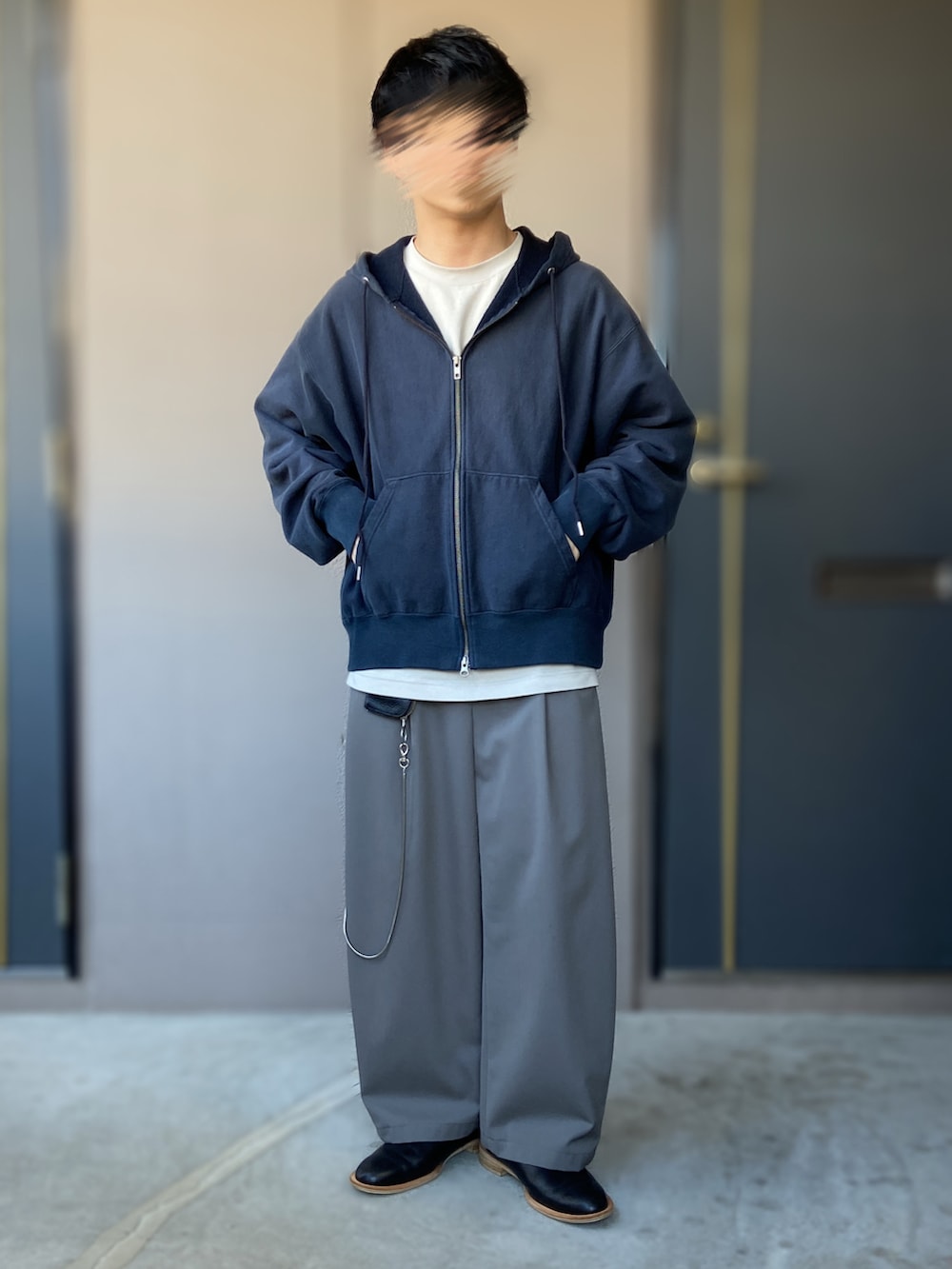 ベージュ系のその他パンツ、ブルー系のパーカー、ブラック系のシューズを着用したメンズの春コーディネートの2枚目の写真