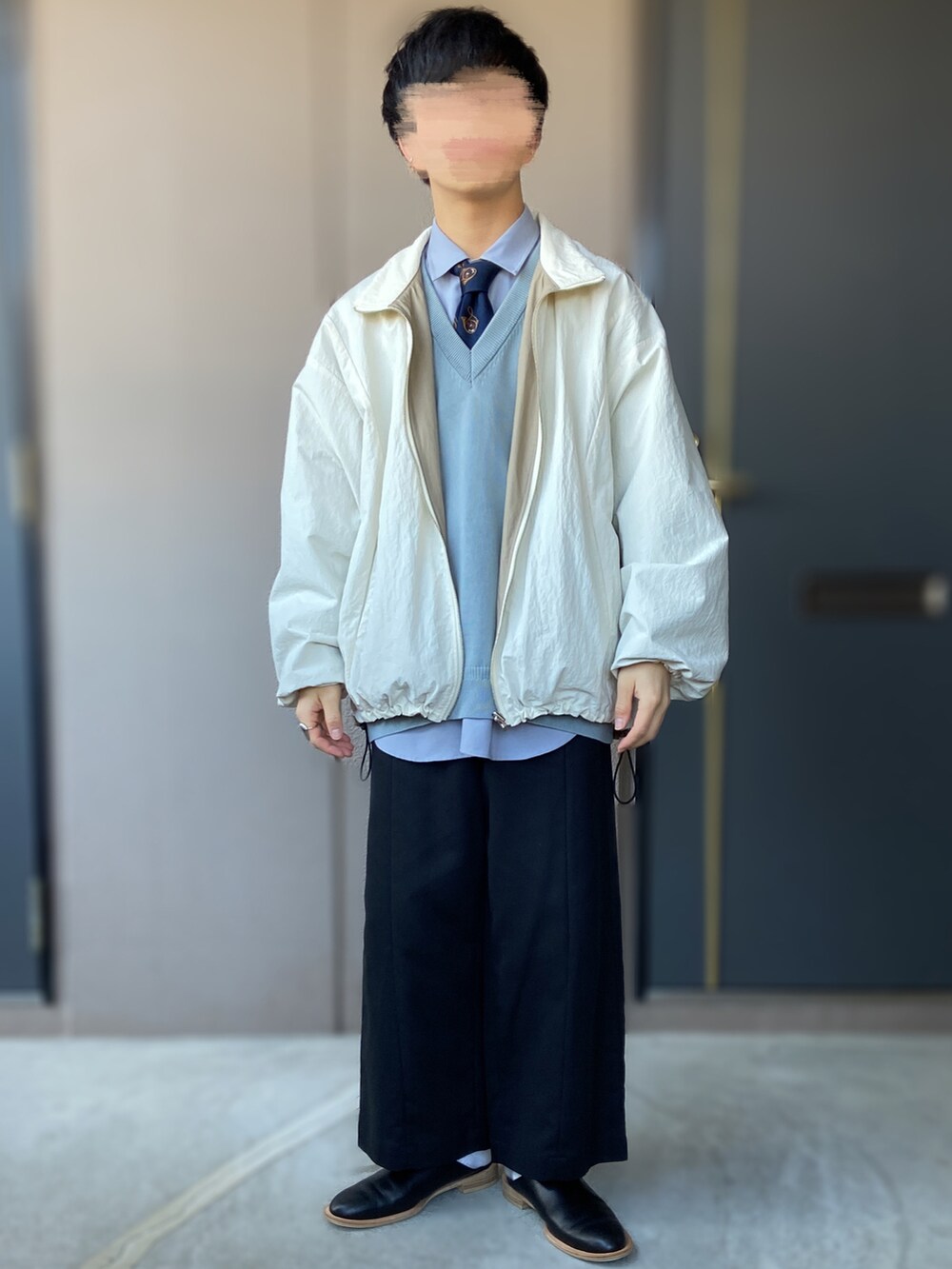 ブラック系のシューズ、ブラック系のパンツ、ブルー系のニット/セーターを着用したメンズの冬コーディネートの2枚目の写真