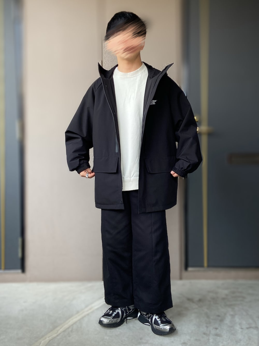 ブラック系のスニーカー、その他のスウェット、ブラック系のジャケット/アウターを着用したメンズの冬コーディネートの2枚目の写真