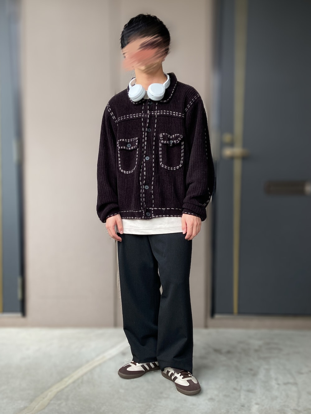 イエロー系のスニーカー、ブラック系のブルゾン、ブラック系のパンツを着用したメンズの春コーディネートの2枚目の写真