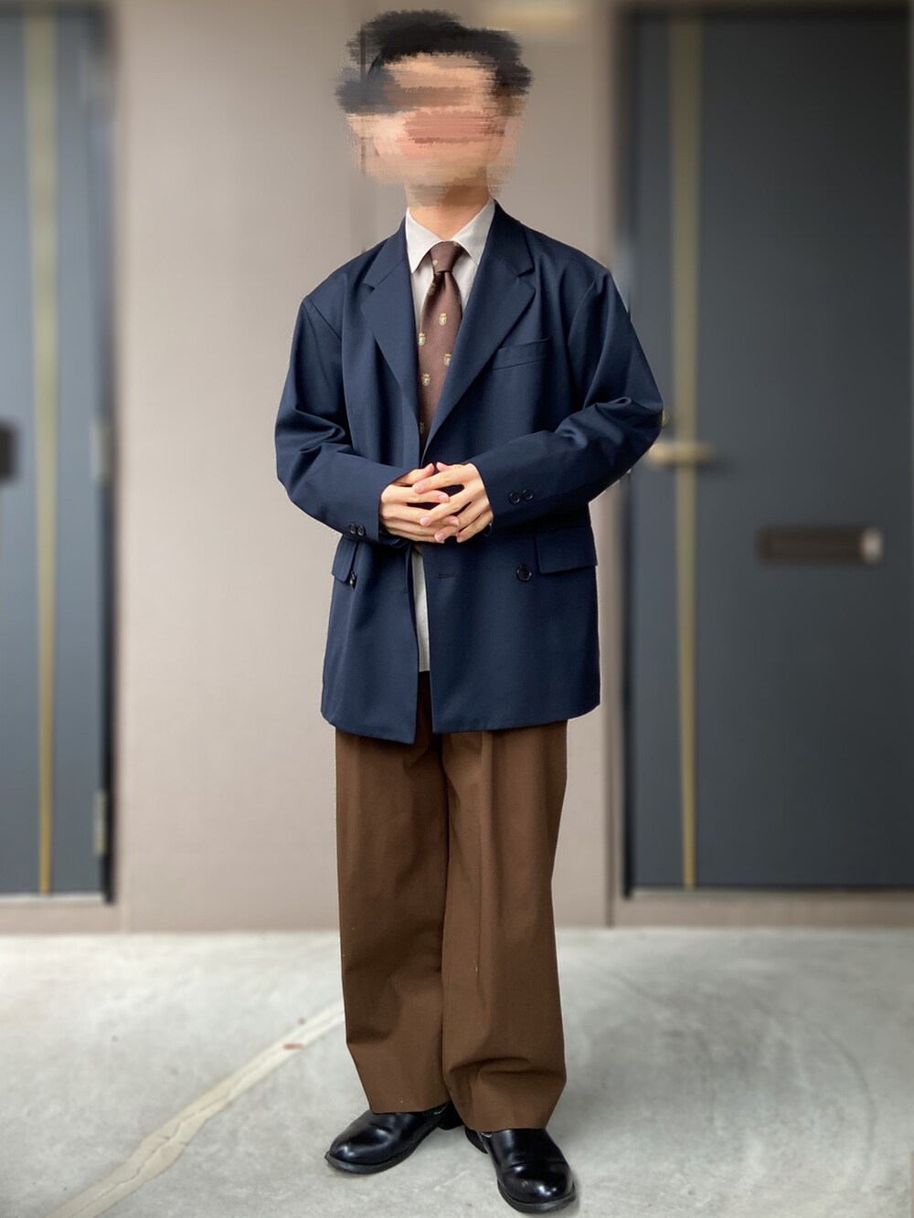 ブラウン系のその他パンツ、ブラック系のジャケット/アウター、ブルー系のテーラードジャケットを着用したメンズの冬コーディネートの2枚目の写真