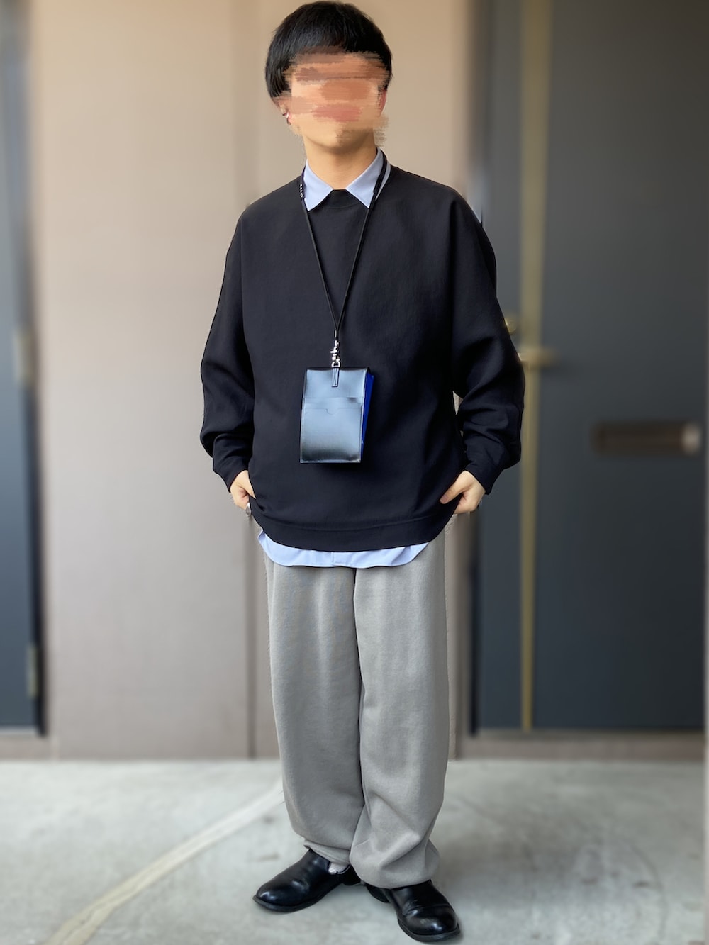 「PUBLIC TOKYO、MARNI、FREAK’Ｓ STORE、UNITED ARROWS & SONS、DaisukeObana、dress、革靴、低身長男子、ネックポーチ、シャツ、スタジャン、スウェット、スウェットパンツ」｜「FREAK'S STOREのWEB限定 ワイドシルエット スウェットパンツ/セットアップ対応（スウェットパンツ、グレー系）」を使った、おます@低身長(159cm)さん（メンズ・159cm）の春コーディネートの2枚目の写真