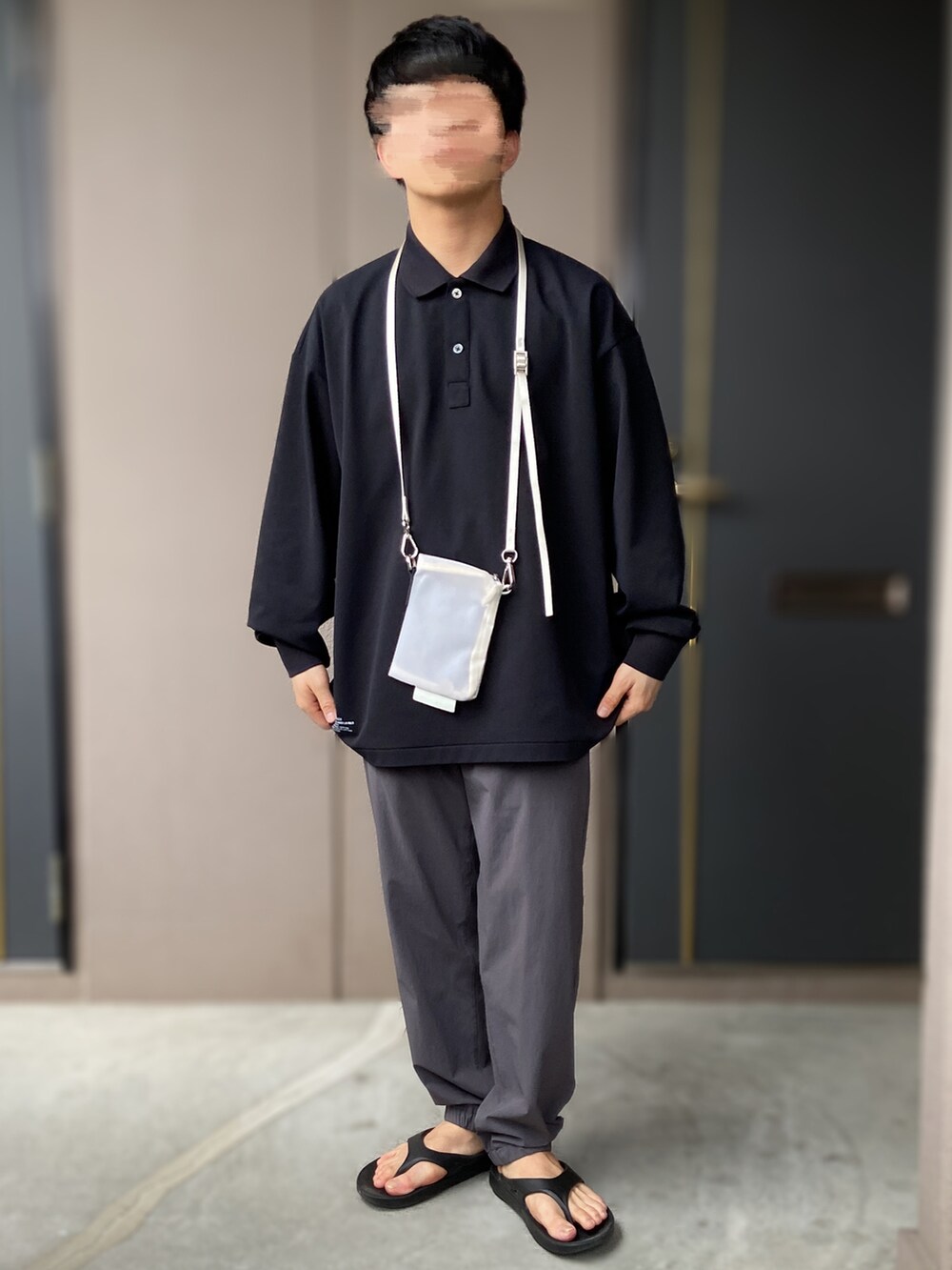「FreshService、ITTI、iTTi、ナイロンパンツ、oofos、ポロシャツ、モノトーン、リカバリーサンダル、低身長男子、夏コーデ、お出かけコーデ」｜「OOFOSのOOFOS/ウーフォス Ooriginal/ウーオリジナル（サンダル、ブラック系）」を使った、おます@低身長(159cm)さん（メンズ・159cm）の夏コーディネートの2枚目の写真