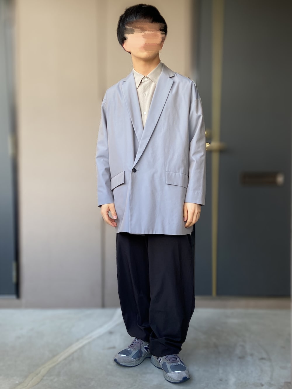 グレー系のスニーカー、ブラック系のトップス、グレー系のテーラードジャケットを着用したメンズの春コーディネートの2枚目の写真