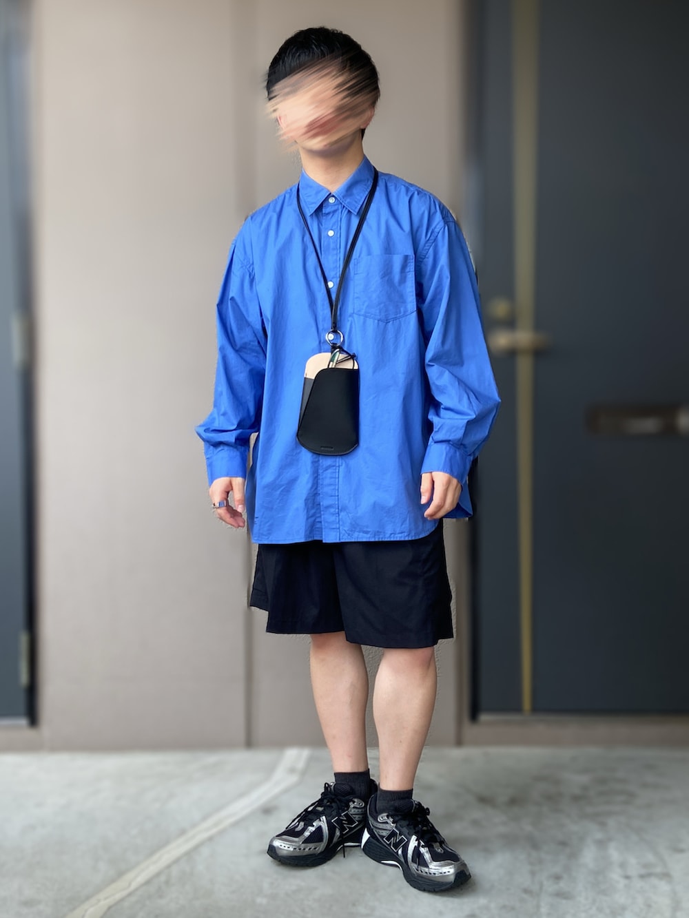 ブラック系のスニーカー、ブルー系のシャツ/ブラウス、ブラック系のパンツを着用したメンズの夏コーディネートの2枚目の写真
