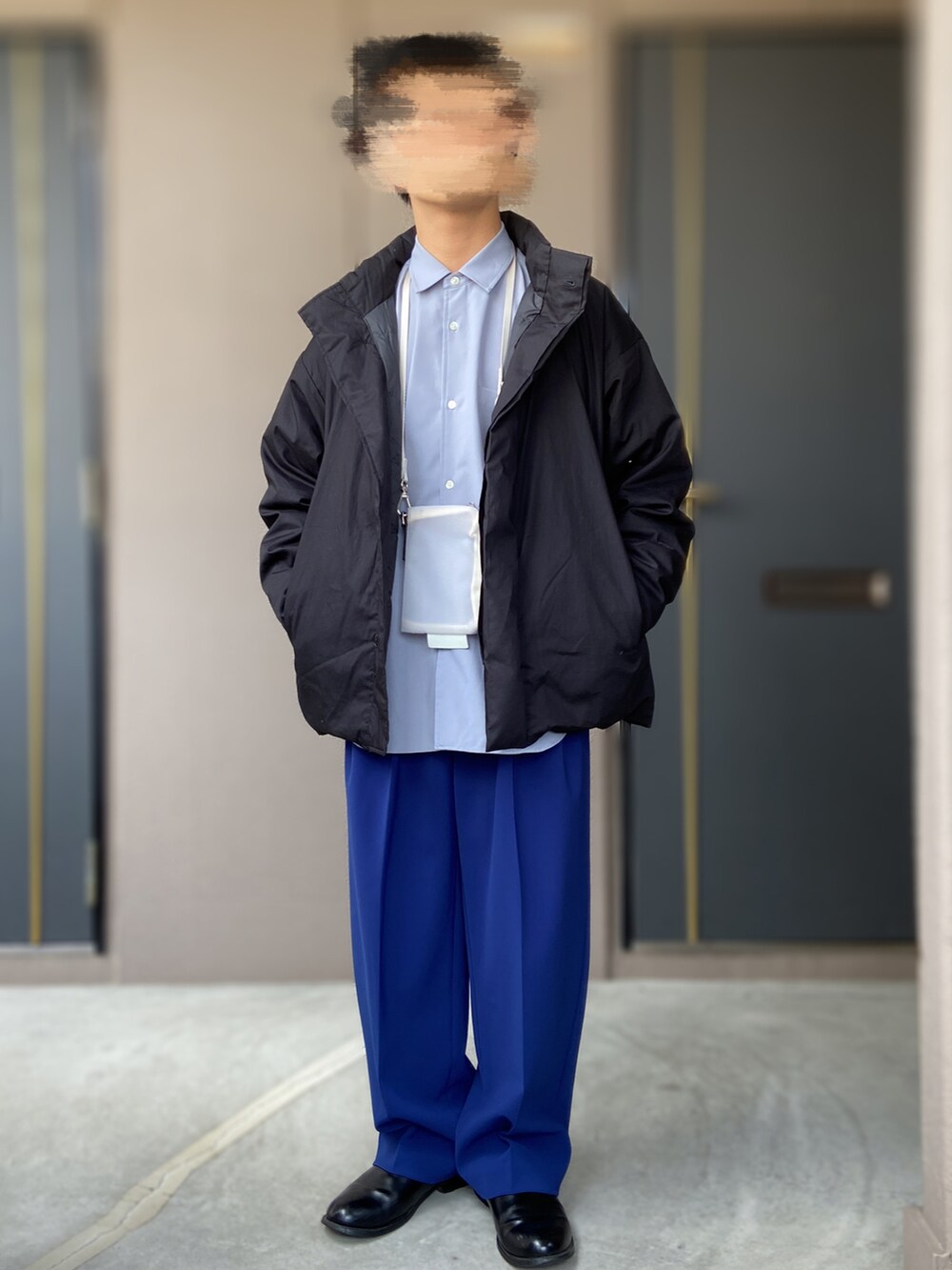 「Mujilabo、MUJI Labo、PUBLIC TOKYO、UNITED TOKYO、iTTi、ネックポーチ、低身長男子、カラーパンツ、ブルーコーデ、ダウンジャケット、休日コーデ、秋冬コーデ、ワイドシルエット、革靴」｜「PUBLIC TOKYOのカラーイージースラックス（スラックス、ブルー系）」を使った、おます@低身長(159cm)さん（メンズ・159cm）の秋コーディネートの2枚目の写真