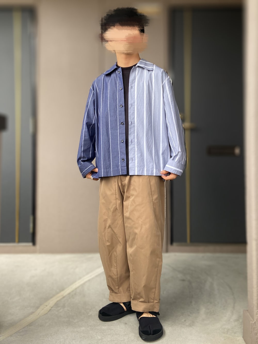 「VOAAOV、ストライプシャツ、suicoke、Nepenthes、UNIQLO U、UNIQLO、ストライプ、ワイドパンツ、チノパン、タビサンダル、足袋シューズ、シンプルコーデ」｜「suicokeのsuicoke nepenthes Split to Sandal US7(25cm)（サンダル、ブラック系）」を使った、おます@低身長(159cm)さん（メンズ・159cm）の秋コーディネートの2枚目の写真
