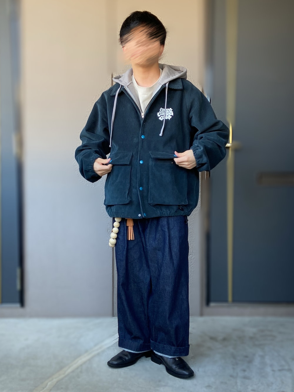 ブルー系のその他パンツ、グレー系のパーカー、グリーン系のジャケット/アウターを着用したメンズの春コーディネートの3枚目の写真