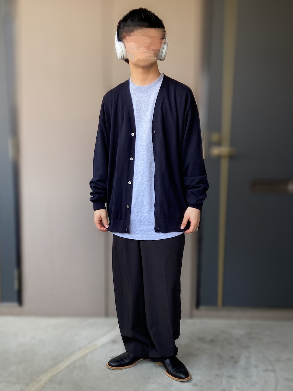 ブラック系のトップス、ブラック系のシューズ、ブルー系のカーディガン/ボレロを着用したメンズの春コーディネートの2枚目の写真