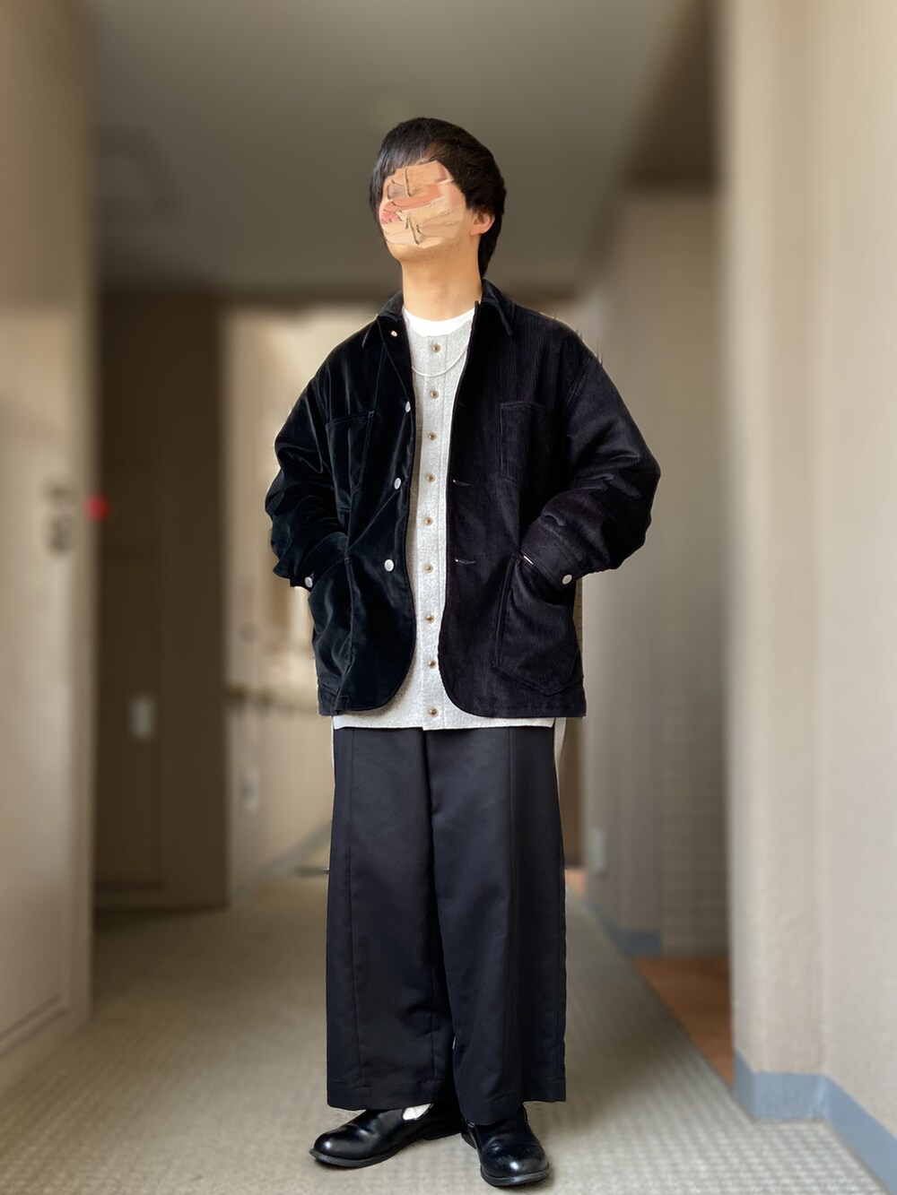 ブラック系のカバーオール、ベージュ系のカーディガン/ボレロ、ホワイト系のTシャツ/カットソーを着用したメンズの冬コーディネートの2枚目の写真