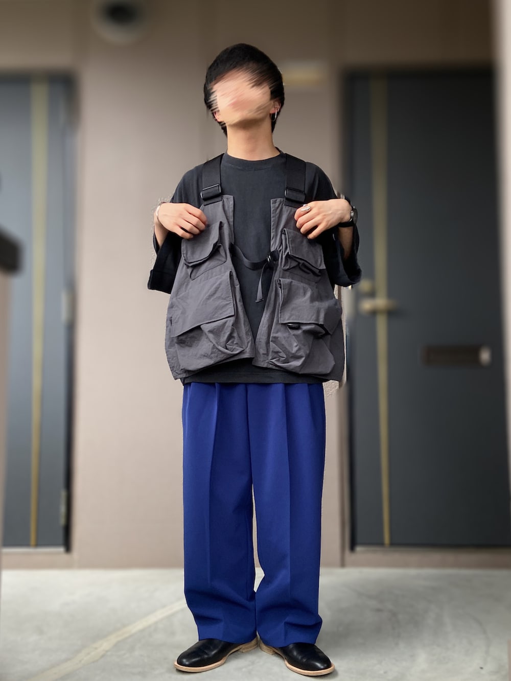 「FREAK’Ｓ STORE、CHOW DOWN、UNITED TOKYO、ISHMM、stein、タクティカルベスト、ベスト、ブルーコーデ、ブルーパンツ、青×黒、ビッグT、ブラックコーデ、Klasse14、時計」｜「PUBLIC TOKYOのカラーイージースラックス（スラックス、ブルー系）」を使った、おます@低身長(159cm)さん（メンズ・159cm）の夏コーディネートの2枚目の写真
