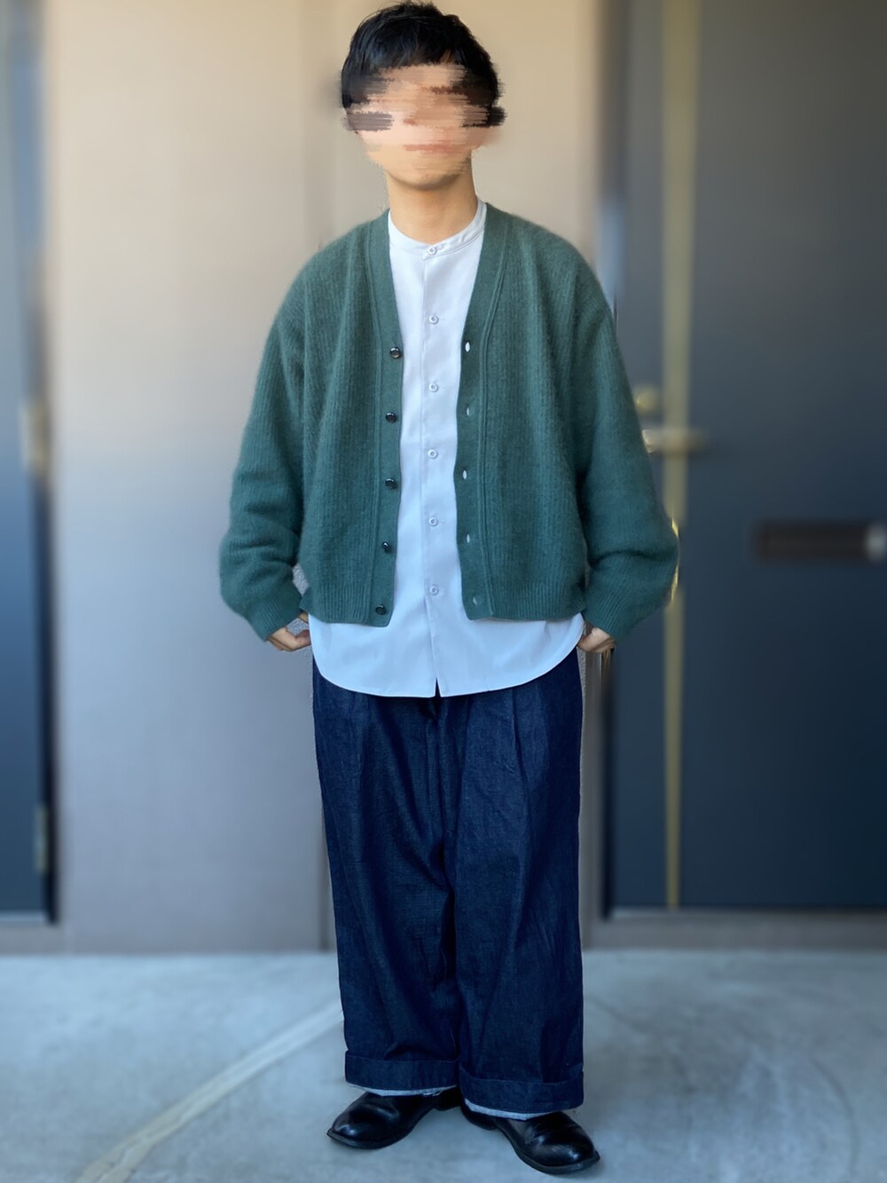 「VOAAOV、LAD MUSICIAN、A+TOKYO、エープラストウキョウ、Traditional Weatherwear、traditionalweatherwear、トラディショナルウェザーウエア、革靴、カーディガン、モヘアカーディガン、リバーシブルジャケット、ホワイトコーデ、低身長男子」｜「CITY TOKYOの【洗える/シワ防止】FEEL LIGHTリラックスバンドカラーシャツ（シャツ/ブラウス、グレー系）」を使った、おます@低身長(159cm)さん（メンズ・159cm）の冬コーディネートの3枚目の写真