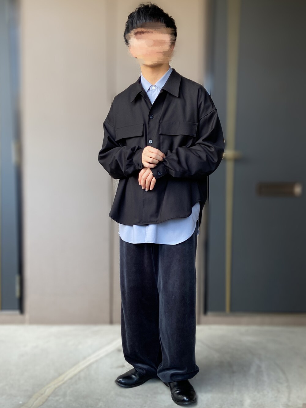 グリーン系のその他アウター、ブルー系のシャツ/ブラウス、ブラック系のシャツ/ブラウスを着用したメンズの冬コーディネートの2枚目の写真