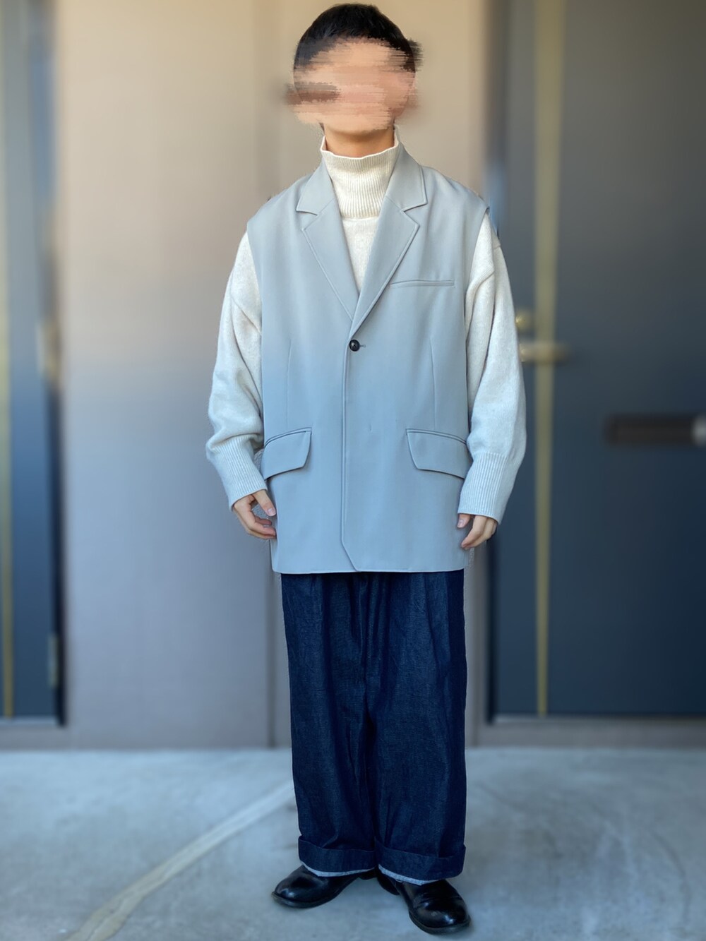 「PUBLIC TOKYO、VOAAOV、Traditional Weatherwear、革靴、低身長男子、ワイドデニム、バルーンシルエット、ベスト、タートルネックニット、ホワイトコーデ、韓国ブランド」｜「Traditional WeatherwearのUNIONSLACK 101（その他パンツ、ブルー系）」を使った、おます@低身長(159cm)さん（メンズ・159cm）の冬コーディネートの3枚目の写真