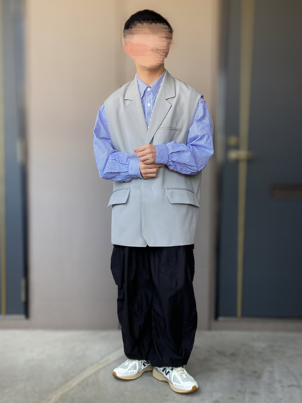 「PUBLIC TOKYO、FreshService、NEEDLES、New Balance、ヒザデルパンツ、カーゴパンツ、ストライプシャツ、ベスト×シャツ、ベスト、低身長男子」｜「NeedlesのH.D. Pants-BDU（パンツ、ブラック系）」を使った、おます@低身長(159cm)さん（骨格ストレート・メンズ・159cm）の春コーディネートの2枚目の写真