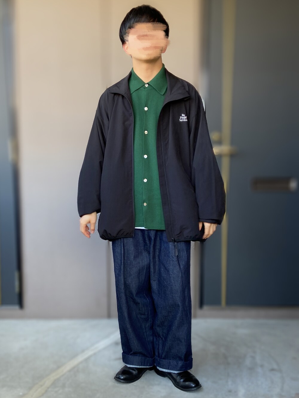 ブルー系のその他パンツ、ブラック系のトップス、グリーン系のカーディガン/ボレロを着用したメンズの秋コーディネートの2枚目の写真