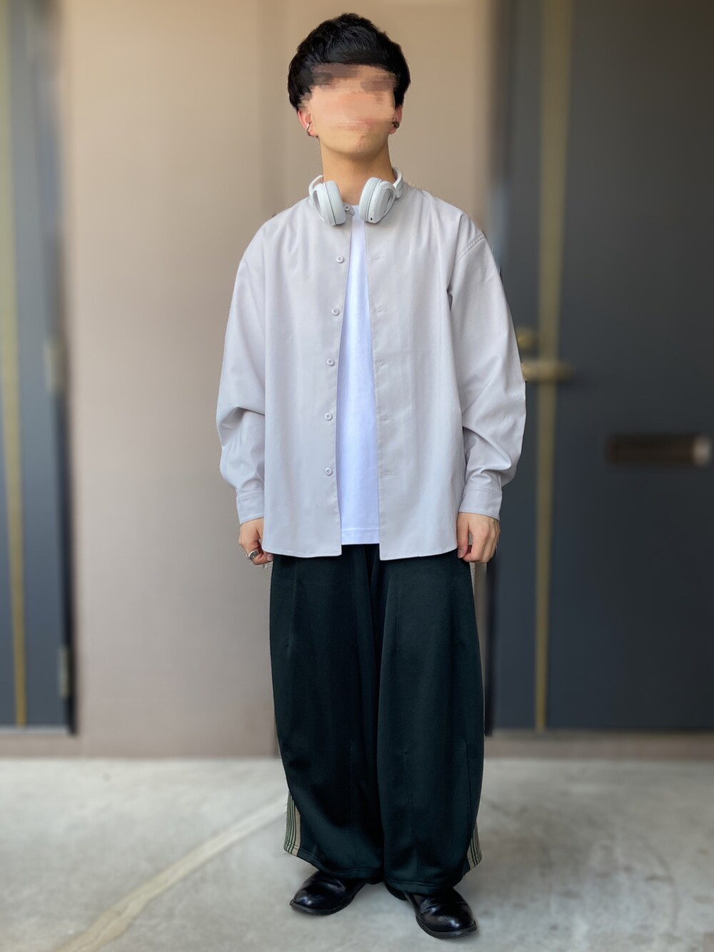グリーン系のパンツ、グレー系のシャツ/ブラウスを着用したメンズの秋コーディネートの2枚目の写真