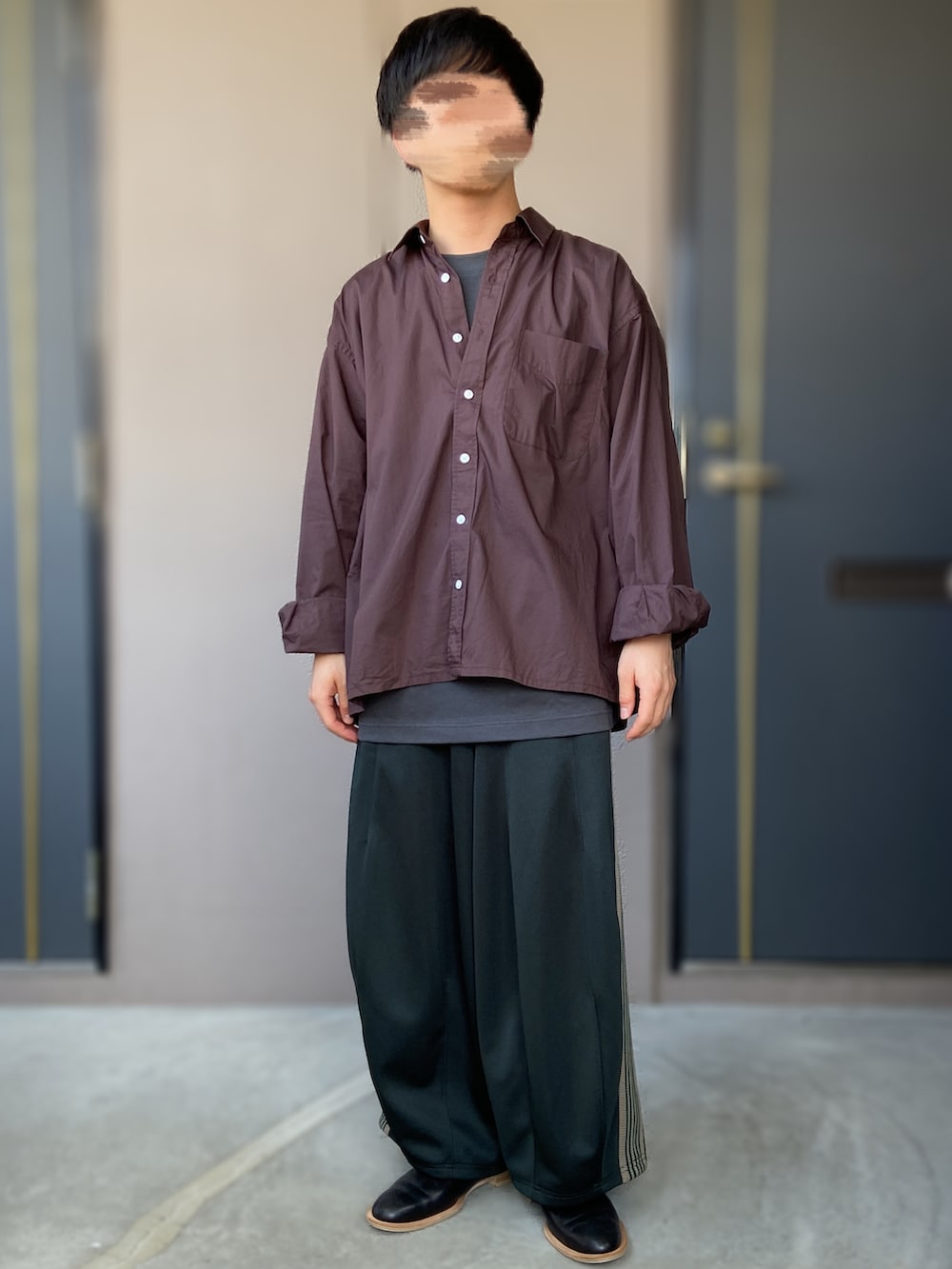 「info. BEAUTY&YOUTH、UNIQLO、UNIQLO U、NEEDLES、needles トラックパンツ、ワイドパンツ、ISHMM、ビッグT、低身長男子、夏コーデ、シャツ、スキッパー、グレー、ジャージ」｜「ISHMMのishmm sabot black（シューズ、ブラック系）」を使った、おます@低身長(159cm)さん（メンズ・159cm）の夏コーディネートの2枚目の写真