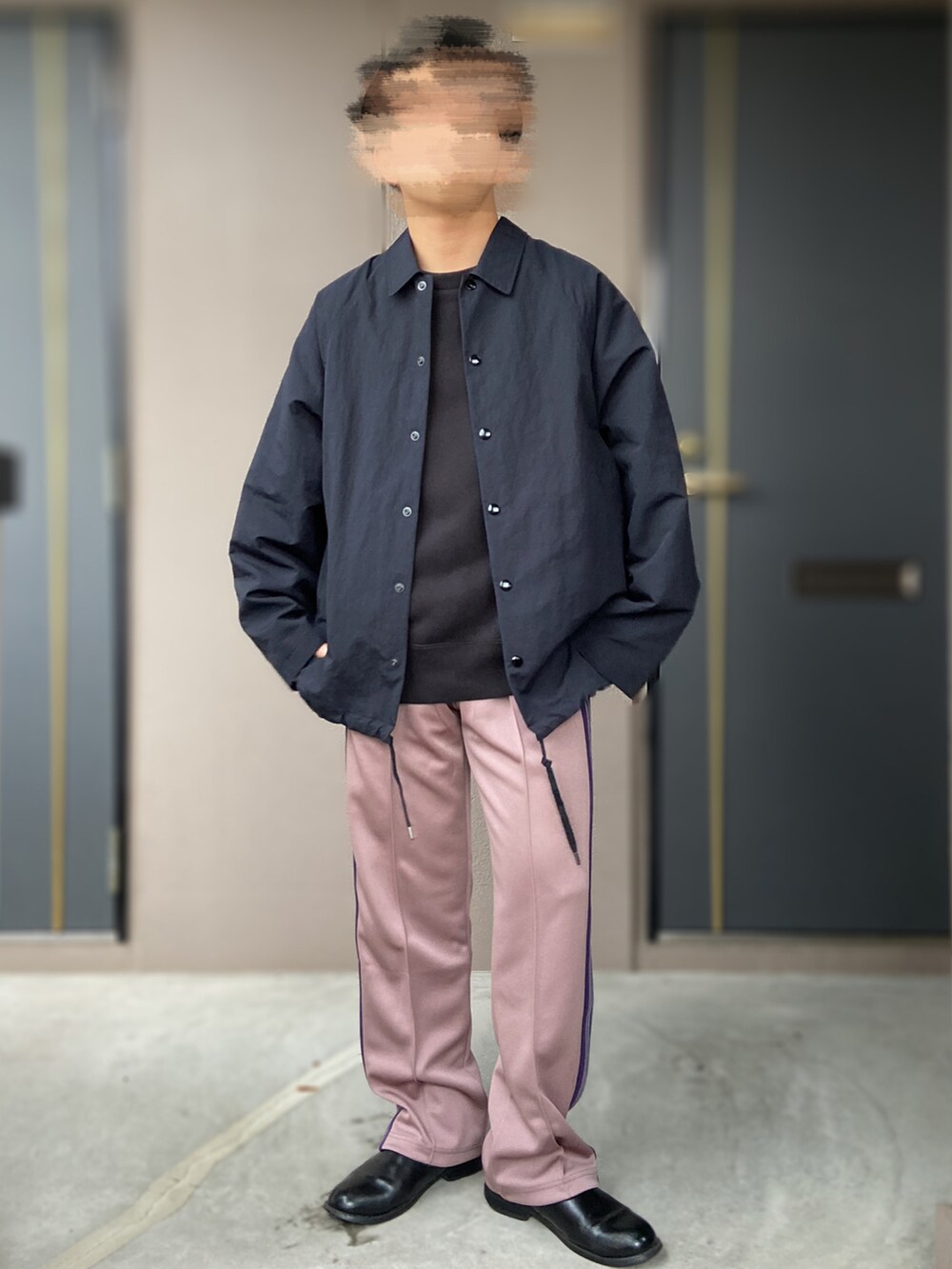 「LAD MUSICIAN、Chi-bee、NEEDLES、needles トラックパンツ、トラックパンツ、革靴、コーチジャケット、ゆるスウェット、UNIQLO、UNIQLO U、低身長男子」｜「NeedlesのTrack Pant-Poly Smooth（その他パンツ、ピンク系）」を使った、おます@低身長(159cm)さん（メンズ・159cm）の冬コーディネートの3枚目の写真