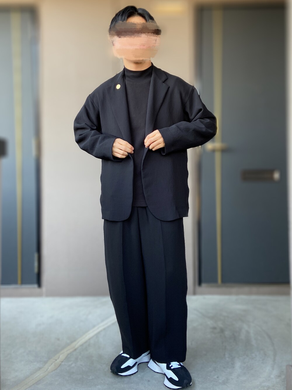 ブラック系のスニーカー、ブラック系のその他パンツ、ブラック系のその他アウターを着用したメンズの冬コーディネートの2枚目の写真
