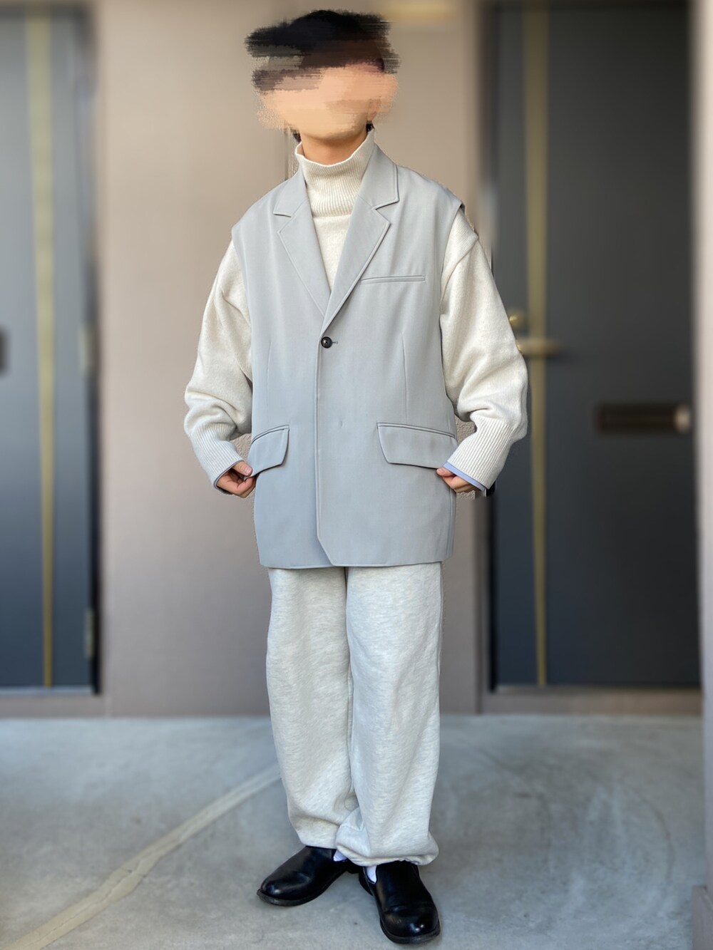 「MUJI Labo、無印良品、PUBLIC TOKYO、FREAK’Ｓ STORE、革靴、ベスト、ダウンジャケット、スウェットパンツ、ホワイトコーデ、淡色コーデ、低身長男子、ハイネックニット、韓国ブランド、scenerity」｜「FREAK'S STOREのWEB限定 ワイドシルエット スウェットパンツ/セットアップ対応（スウェットパンツ、グレー系）」を使った、おます@低身長(159cm)さん（メンズ・159cm）の冬コーディネートの2枚目の写真