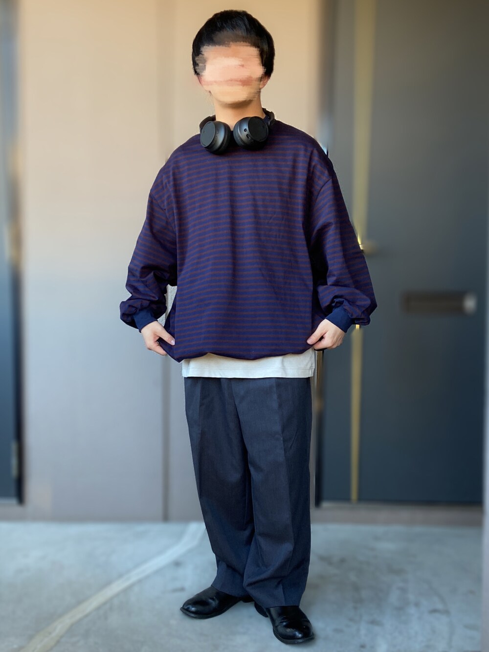 ブルー系のTシャツ/カットソー、ブルー系のスラックスを着用したメンズの秋コーディネートの2枚目の写真