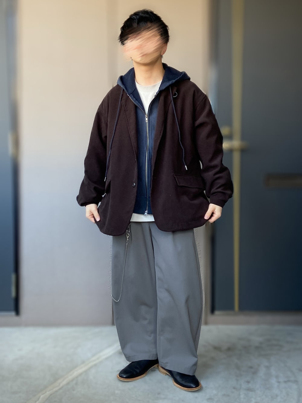 ブラウン系のテーラードジャケット、ベージュ系のその他パンツ、ブルー系のパーカーを着用したメンズの春コーディネートの2枚目の写真