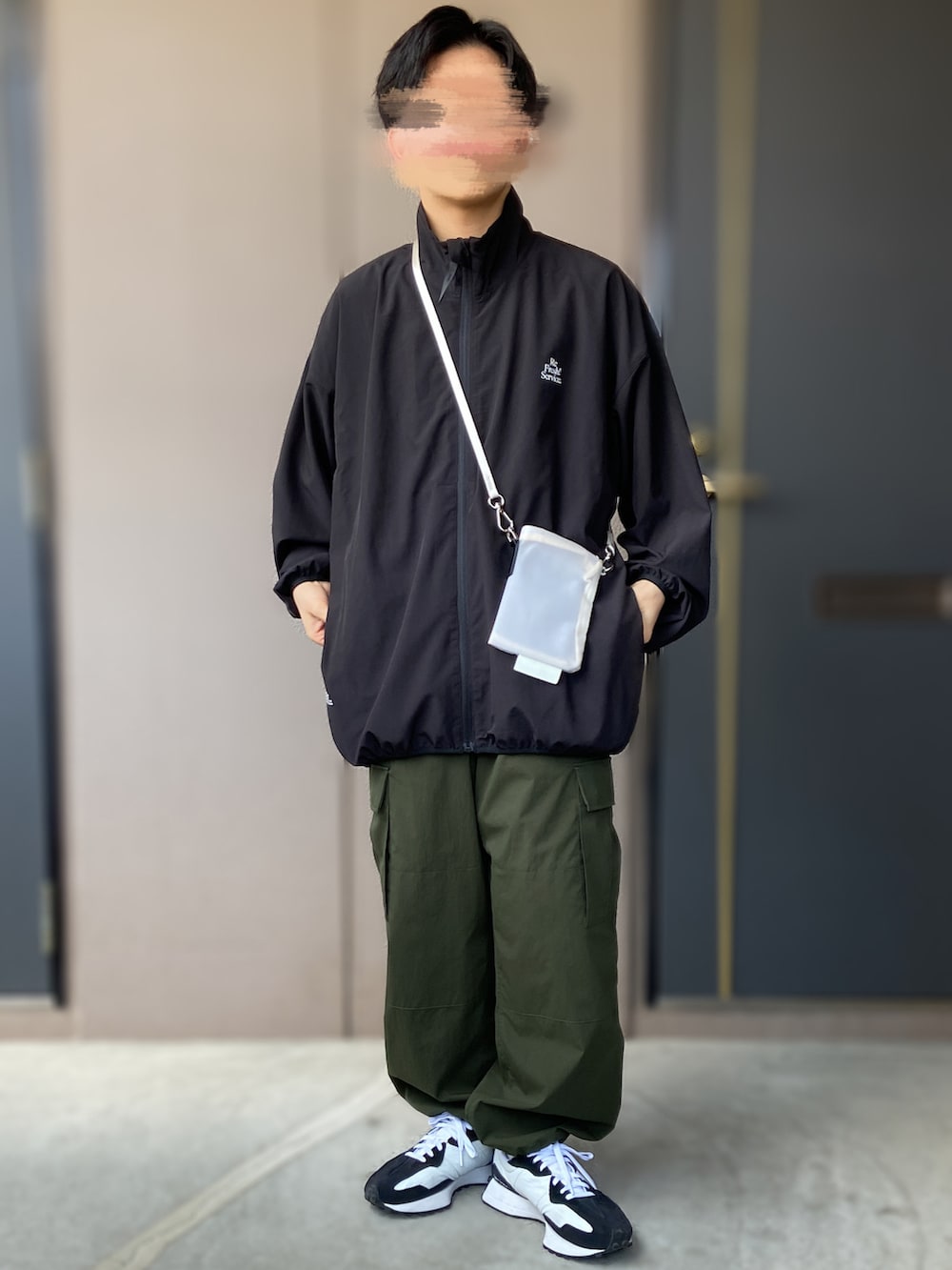 「FreshService、iTTi、MET24、New Balance、フレッシュサービス、ミリタリー、スタンドカラー、低身長男子、カーゴパンツ、スニーカー、休日スタイル」｜「NEW BALANCEの【New Balance / ニューバランス】MET24 別注 Military Cargo Pants（カーゴパンツ、グリーン系）」を使った、おます@低身長(159cm)さん（メンズ・159cm）の春コーディネートの2枚目の写真
