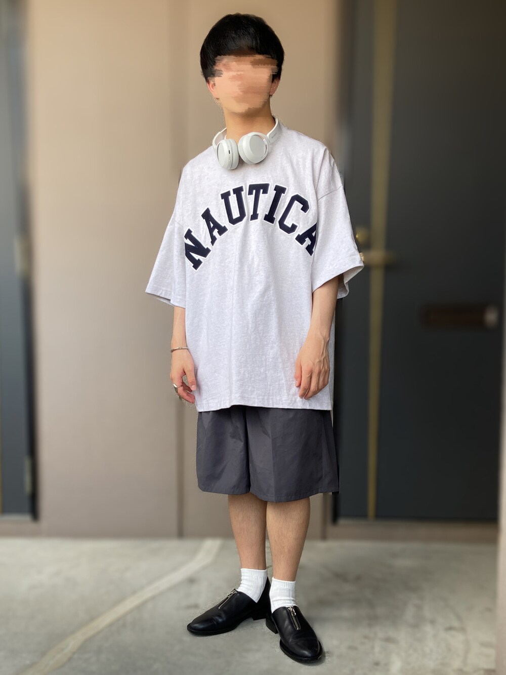 ブラック系のドレスシューズ、グレー系のTシャツ/カットソー、シルバー系のリングを着用したメンズの秋コーディネートの2枚目の写真