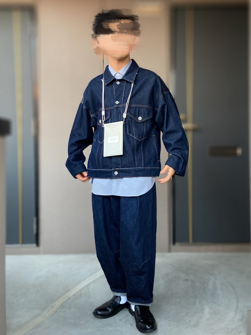 「シンプルスタイル、セットアップ風、PUBLIC TOKYO、TEXTURE WE MADE、FREAK’Ｓ STORE、beautiful people、ネックポーチ、デニム、デニムセットアップ、低身長男子、革靴、デニムジャケット、ビッグシャツ、ワイドパンツ、SETTO」｜「SETTOのNAJA PANTS：デニムワイドタックパンツ（デニムパンツ、ブルー系）」を使った、おます@低身長(159cm)さん（メンズ・159cm）の秋コーディネートの2枚目の写真