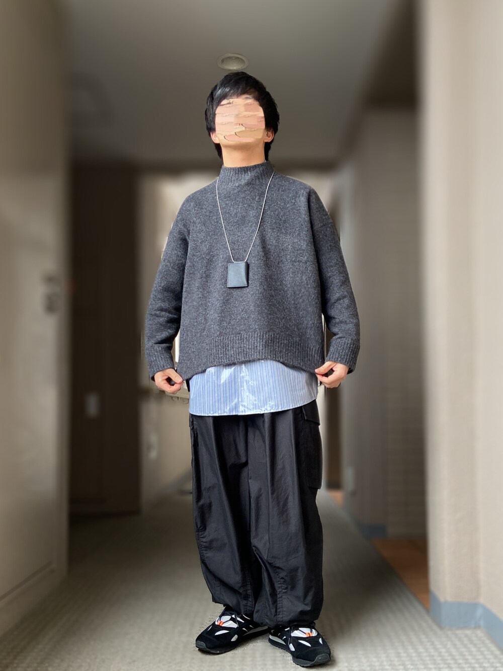 「barbour、NEEDLES、iTTi、REPRODUCTION OF FOUND、SHAREEF、ストライプシャツ、KAPTAIN SUNSHINE、オイルドジャケット、ロングシャツ、カーゴパンツ、ミリタリーコーデ、UNIQLO、モックネックニット」｜「SHAREEFのLAMINATE STRIPE L/S SHIRTS（シャツ/ブラウス、ブルー系）」を使った、おます@低身長(159cm)さん（メンズ・159cm）の冬コーディネートの2枚目の写真