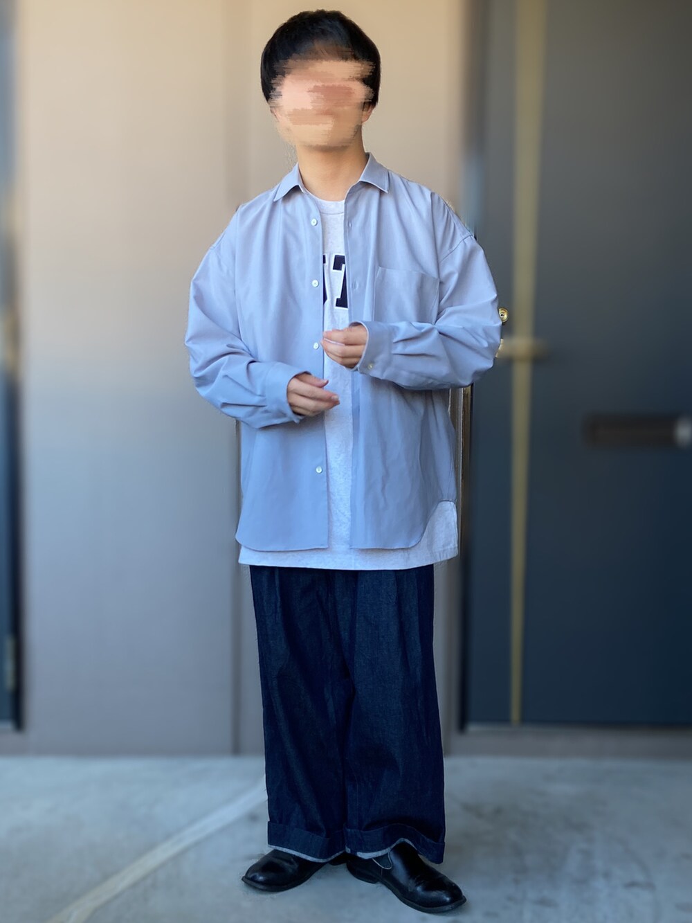 ブルー系のその他パンツ、グレー系のTシャツ/カットソー、ブルー系のシャツ/ブラウスを着用したメンズの秋コーディネートの2枚目の写真