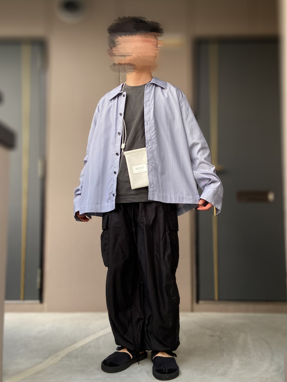 「suicoke、VOAAOV、UNIQLO U、UNIQLO、ユニクロ、beautiful people、ユニクロU、NEEDLES、needles、ヒザデルパンツ、シャツジャケット、ストライプシャツ、ネックポーチ、カーゴパンツ、BDUパンツ」｜「suicokeのsuicoke nepenthes Split to Sandal US7(25cm)（サンダル、ブラック系）」を使った、おます@低身長(159cm)さん（メンズ・159cm）の夏コーディネートの2枚目の写真