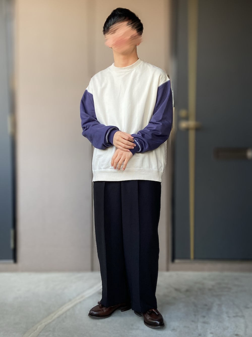 ブラウン系のローファー、その他のスウェット、ブラック系のその他パンツを着用したメンズの冬コーディネートの2枚目の写真