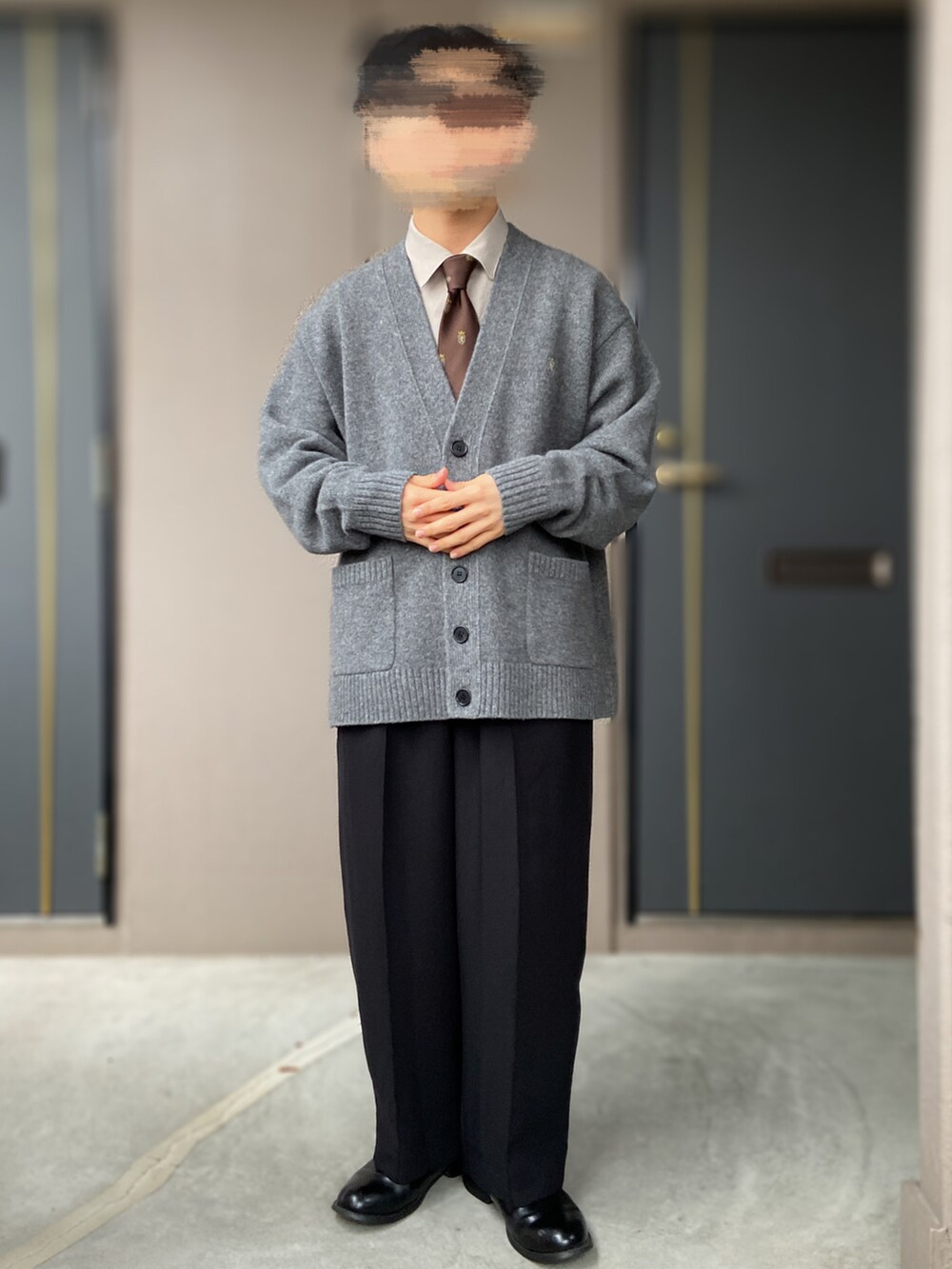 ブラック系のその他パンツ、グレー系のカーディガン/ボレロ、グリーン系のその他アウターを着用したメンズの冬コーディネートの3枚目の写真